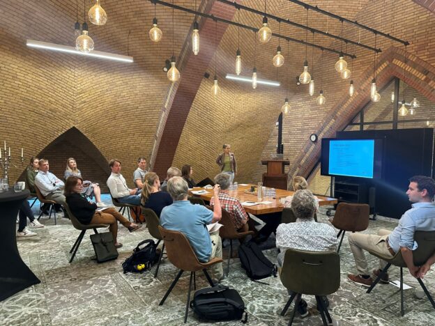 Geslaagde brainstormmiddag Groenblauwe Dooradering image