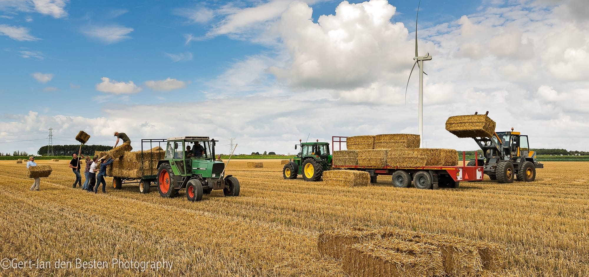 Onderzoek bij Burgerboerderijen, deel logistiek tarwestro: volledig mechanisch met grote balen of met grotendeels handkracht met kleine balen.